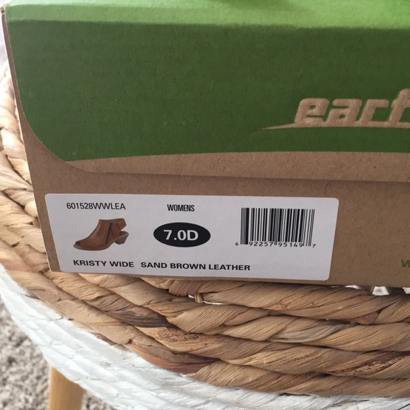 Earth booties. Sand brown leather. Velcro closure. Worn once. 7D - Picture 9 of 9